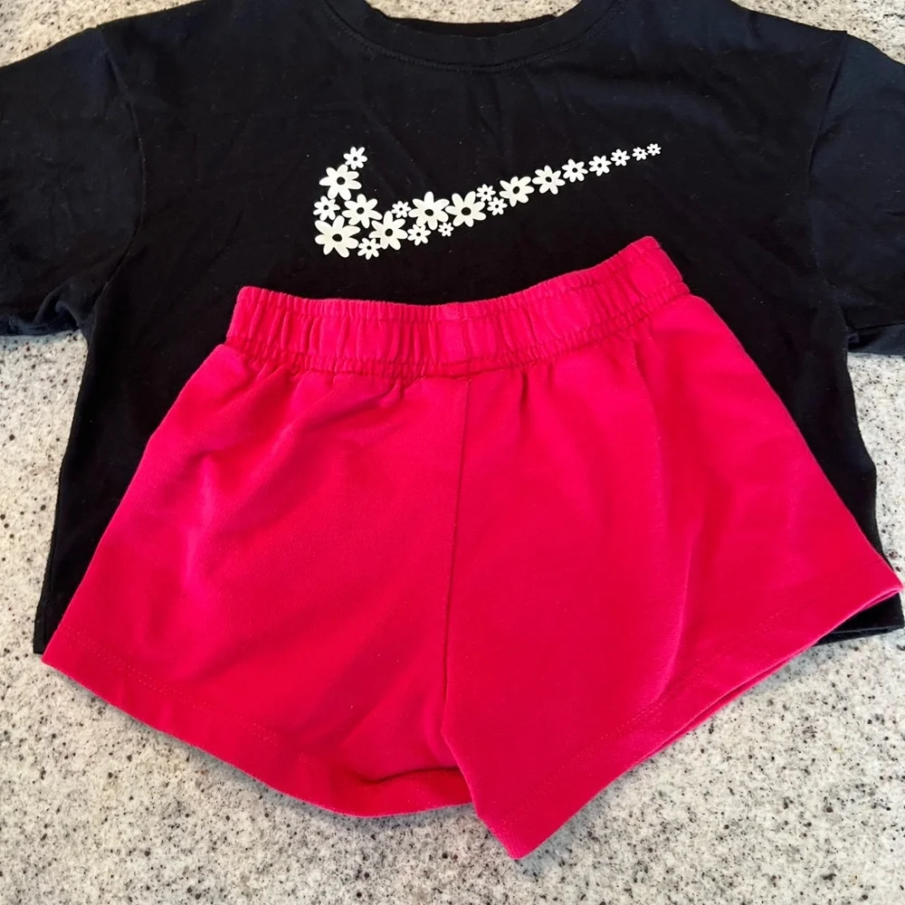 Girls Nike outfit size 4 shorts and shirt - Picture 6 of 6